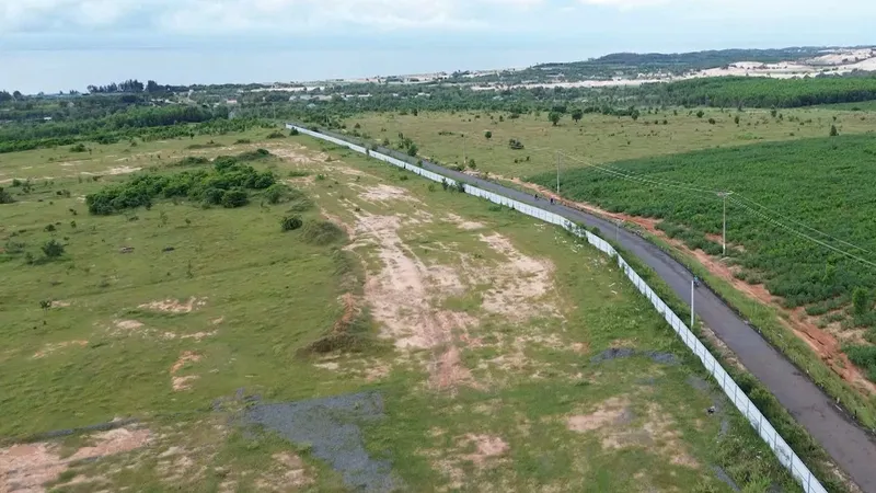 Vị trí thực hiện các dự án nhà máy điện khí Sơn Mỹ I và Sơn Mỹ II (tỉnh Bình Thuận) hiện vẫn chỉ là các bãi đất trống