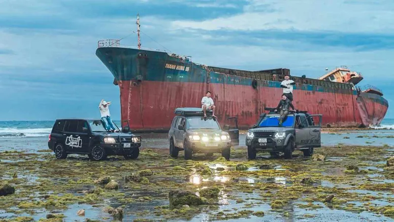Ninh Thuận: Kiểm tra, xử lý nghiêm nhóm du khách điều khiển ô tô "cày nát" bãi rêu 