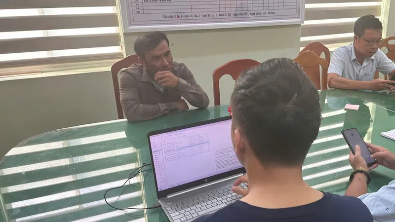UBND phường Mũi Né làm việc với người đàn ông có hành vi chôn rác xuống bãi biển