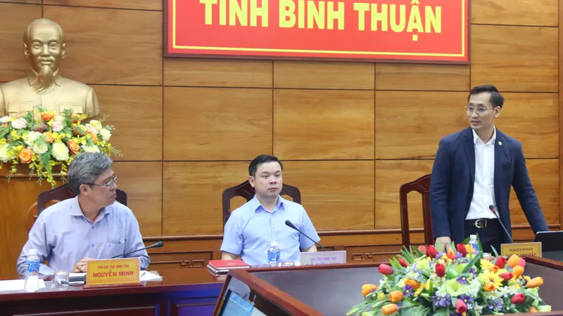 Ông Dương Văn Bắc, Tổng Giám đốc Tập đoàn Novaland báo cáo tiến độ và những khó khăn, vướng mắc về dự án NovaWorld Phan Thiết với lãnh đạo UBND tỉnh Bình Thuận
