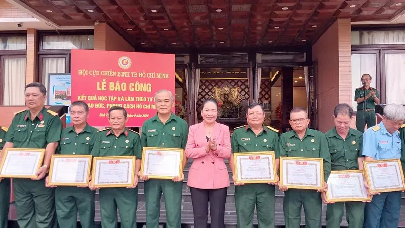 Hội Cựu chiến binh TPHCM báo công, dâng hoa Chủ tịch Hồ Chí Minh