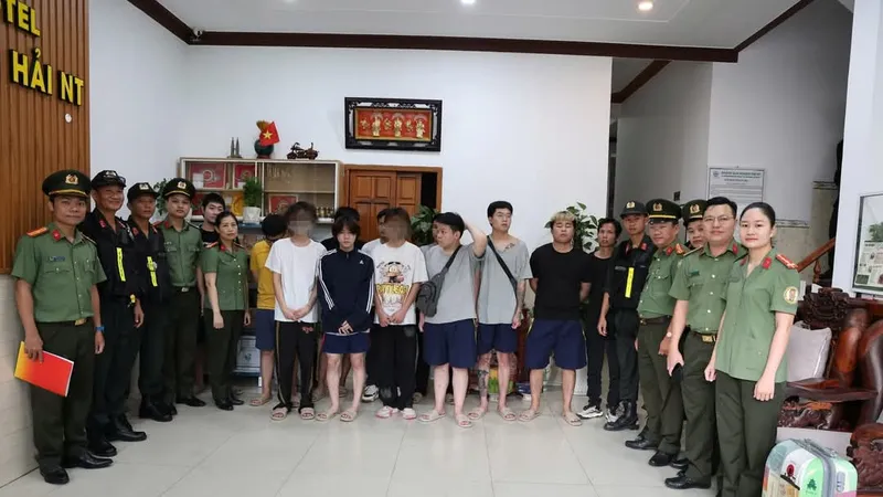 Các đối tượng mang quốc tịch Trung Quốc nhập cảnh trái phép vào Việt Nam bị trục xuất về nước. Ảnh: Công an Ninh Thuận 