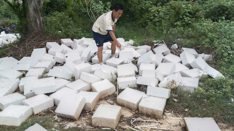 Hàng ngàn phôi xà phòng bị vứt bỏ trái phép