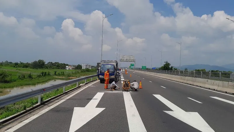 Khắc phục vạch kẻ đường trên đường cao tốc Vĩnh Hảo - Phan Thiết