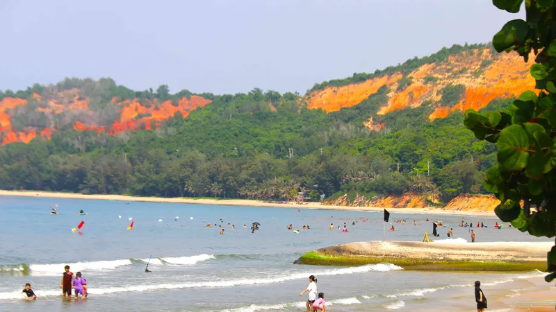 Du khách tắm biển tại bãi biển Hòn Rơm, TP Phan Thiết (tỉnh Bình Thuận)