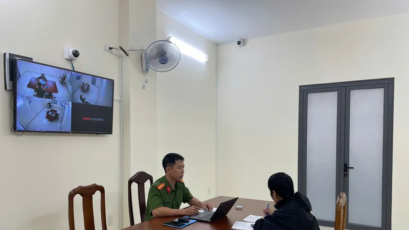 Công an tỉnh Khánh Hòa làm việc với bà H., mẹ của bé Bắp. Ảnh: Công an Khánh Hòa