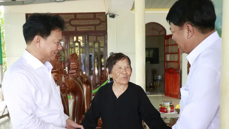 Ông Thiên Thanh Sơn, Giám đốc Công ty Nhiệt điện Vĩnh Tân và lãnh đạo địa phương thăm hỏi gia đình liệt sĩ tại xã Hòa Thắng (tỉnh Lâm Đồng)