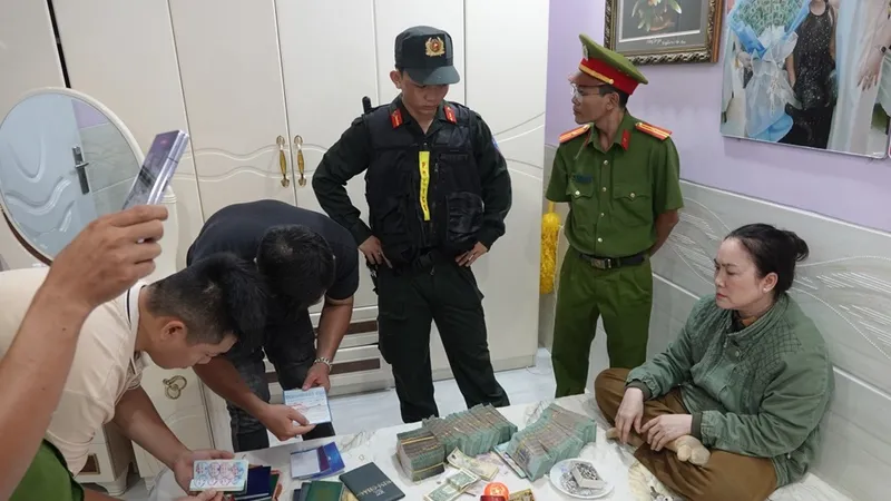 Cơ quan chức năng khám xét và thu giữ nhiều tài sản, tài liệu liên quan vụ án