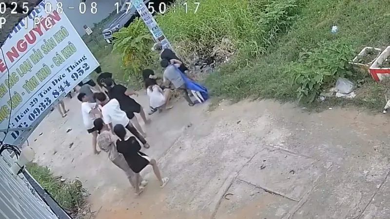 Nữ sinh 12 tuổi bị nhóm bạn đánh hội đồng