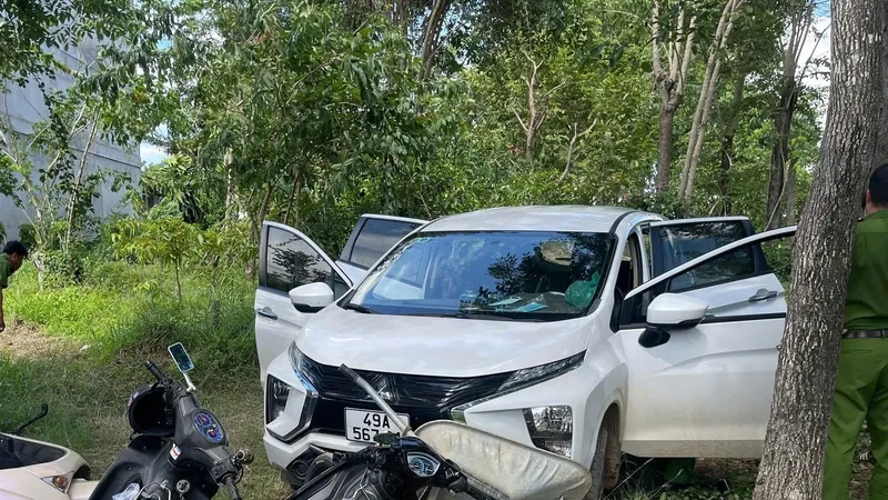 Phá cửa xe, khống chế 4 đối tượng nghi sử dụng ma túy và chống người thi hành công vụ