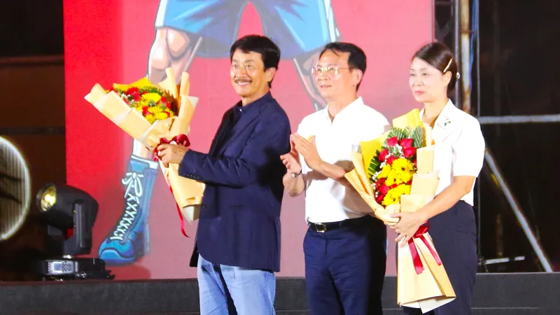 Ông Hồ Văn Mười, Chủ tịch UBND tỉnh Lâm Đồng (giữa) trao hoa cho ông Bùi Thành Nhơn, Chủ tịch NovaGroup và các nhà tài trợ