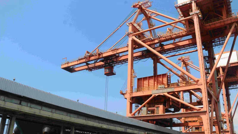 Hệ thống vận tải than và tro xỉ được thực hiện khép kín trong Nhà máy Nhiệt điện Vĩnh Tân 2