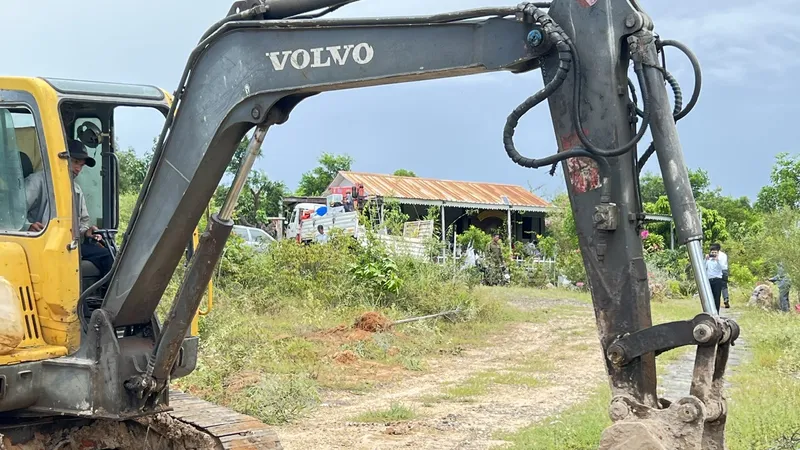 Lực lượng chức năng cưỡng chế, tháo dỡ công trình trên đất lấn chiếm khu vực đồi cát bay Mũi Né