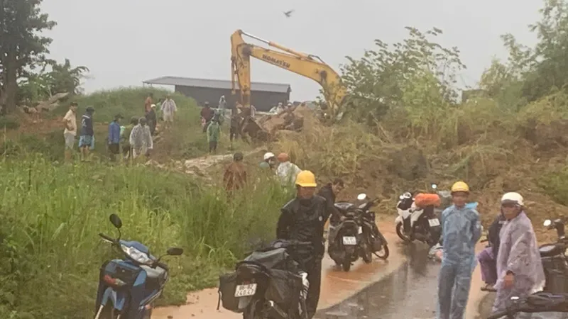 Nhiều người dân cùng phương tiện không thể di chuyển qua khu vực sạt lở