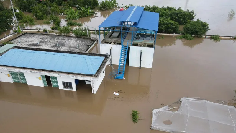 Nhà máy nước Bắc Bình ngập sâu trong nước lũ