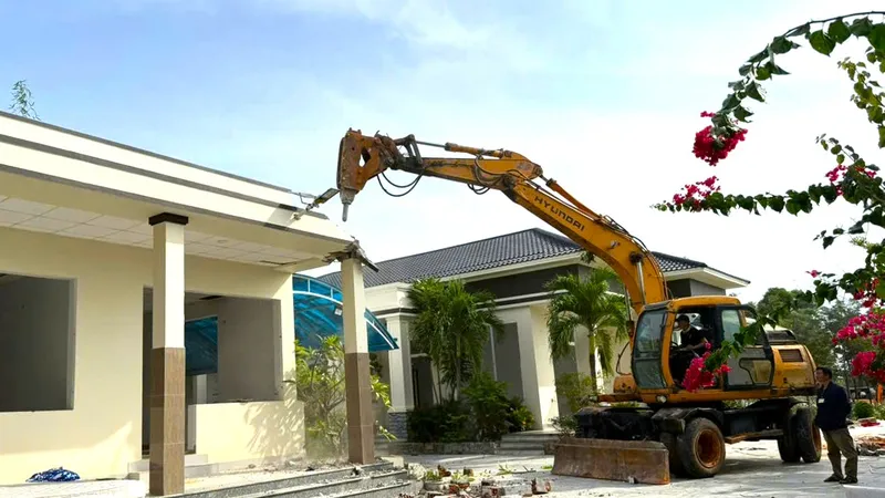 Bắt đầu cưỡng chế, phá bỏ công trình không phép trên khu đất lấn chiếm tại khu vực đồi cát bay Mũi Né