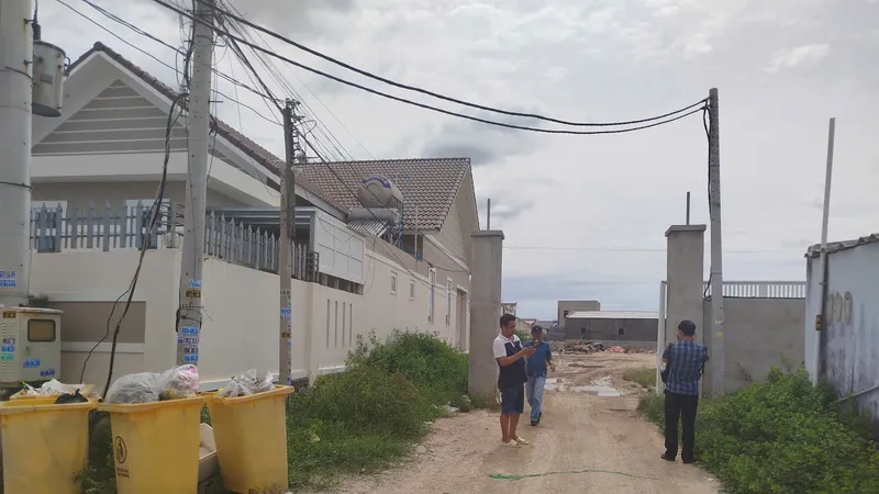 Con đường đi chung xuống biển của người dân bị xây tường, rào chắn