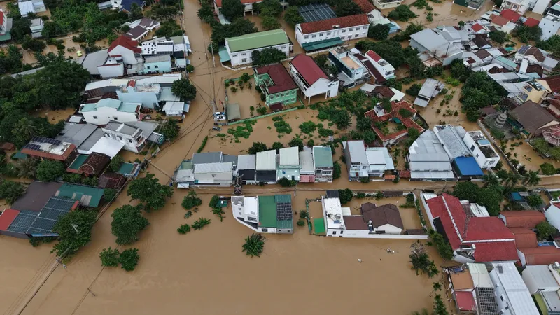 Đến chiều 18-11, hàng loạt khu vực phường Tây Nha Trang chìm trong biển nước