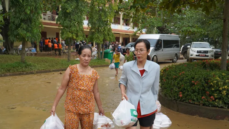 Mỗi người dân vùng lũ Khánh Hòa sẽ nhận hỗ trợ 15kg gạo