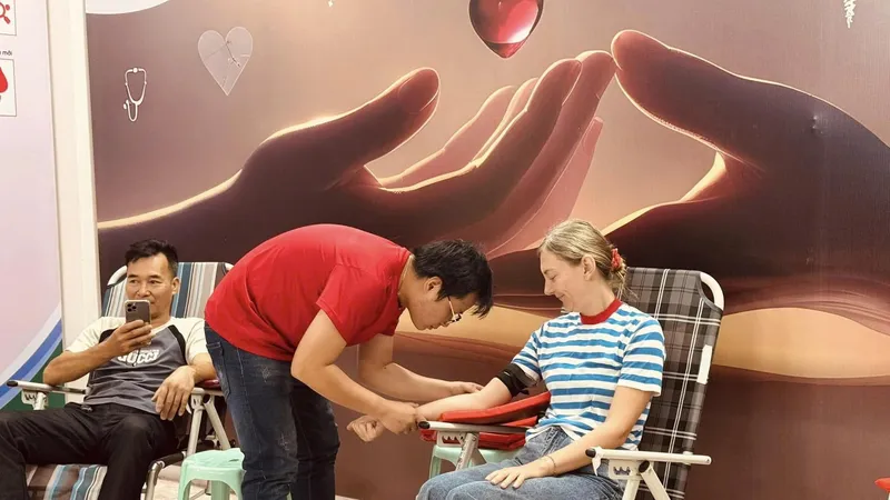 Du khách nước ngoài vui vẻ cho đi những giọt máu để phục vụ công tác cứu người