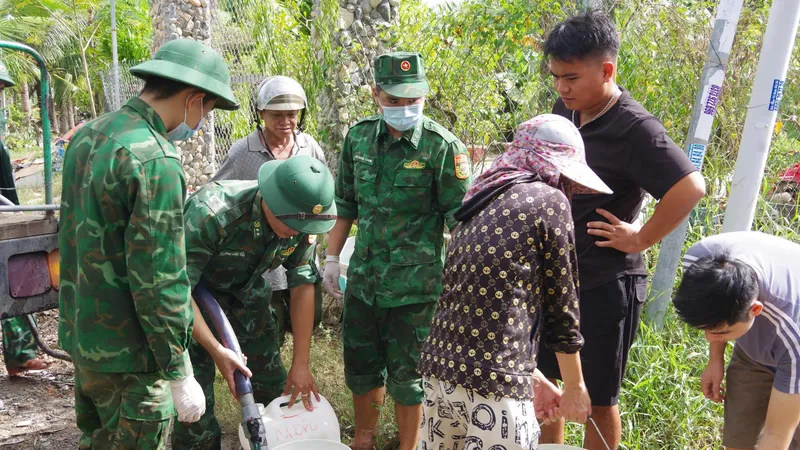 Khánh Hòa: Bộ đội tiếp tế nước sạch cho người dân vùng mưa lũ