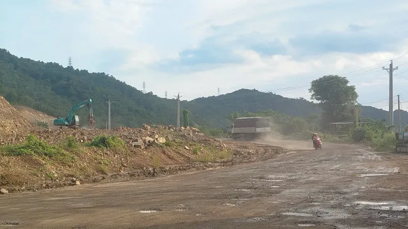 Quốc lộ 28B qua tỉnh Lâm Đồng đang trong quá trình nâng cấp, cải tạo nên có nhiều xe công trình hoạt động