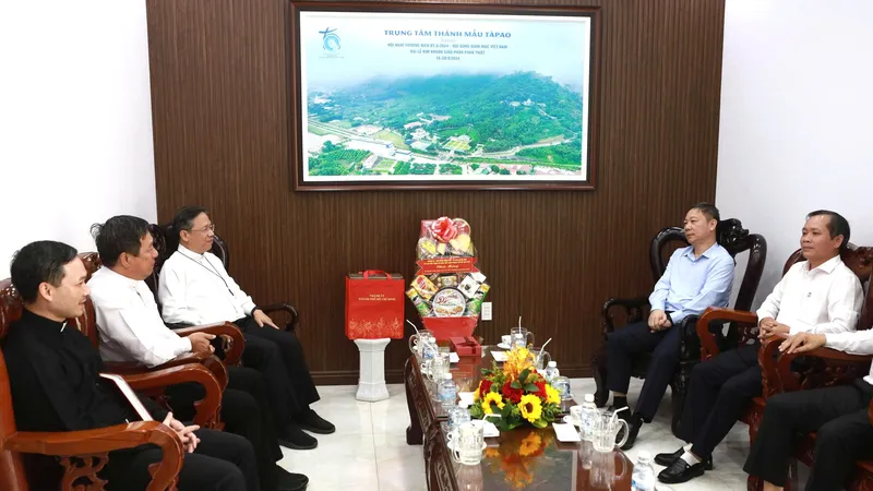 Đoàn công tác TPHCM thăm, chúc mừng Giáng sinh tại Tòa Giám mục Giáo phận Phan Thiết