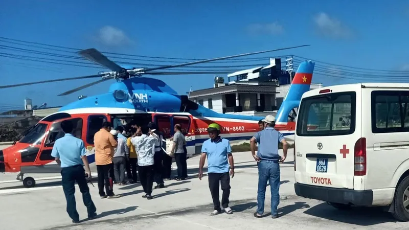 Trực thăng được gia đình bệnh nhân thuê để đưa người từ đảo Phú Quý vào TPHCM cấp cứu. Ảnh: NDCC