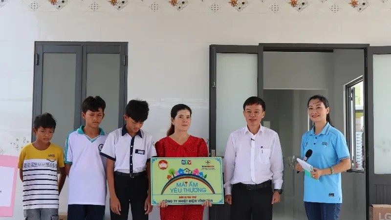 Lãnh đạo Công ty Nhiệt điện Vĩnh Tân trao "Mái ấm yêu thương" cho gia đình khó khăn ở Lâm Đồng