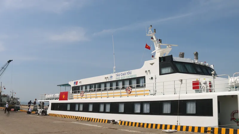 Tàu cao tốc Phú Quý Express là tàu duy nhất có giường nằm chở khách ra đặc khu Phú Quý