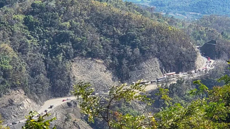 Tình trạng ách tắc giao thông xảy ra nghiêm trọng trên quốc lộ 28B nối Phan Thiết và Đà Lạt (tỉnh Lâm Đồng)