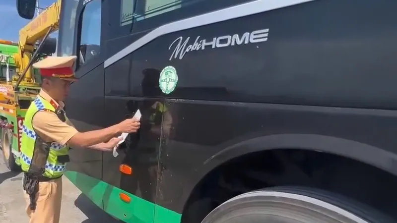 Lực lượng chức năng niêm phong phương tiện để xử lý các vi phạm