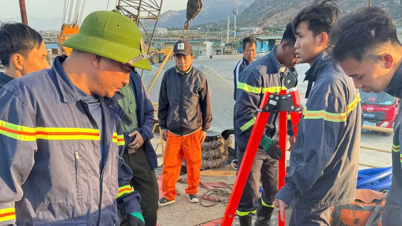 Vụ 3 thuyền viên tử vong dưới hầm tàu ở Khánh Hòa nghi do điện giật
