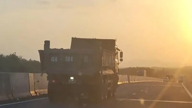 Xử phạt tài xế xe ben “bám làn trái” trên cao tốc Phan Thiết – Dầu Giây