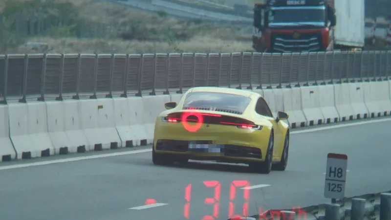 Một phương tiện chạy với tốc độ 130km/giờ trên đường cao tốc Cam Lâm - Vĩnh Hảo