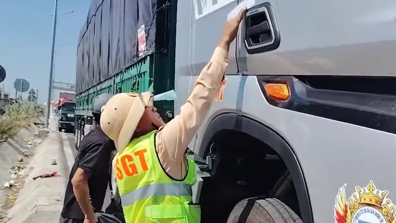 Lực lượng chức năng niêm phong chiếc xe đầu kéo sau khi phát hiện nhiều lỗi vi phạm