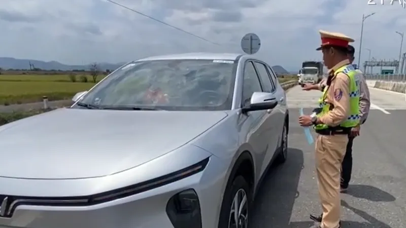 Lực lượng chức năng xử lý tài xế điều khiển xe ô tô với hàng loạt lỗi vi phạm