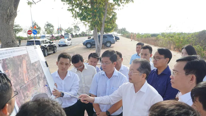 Bí thư Trung ương Đảng, Chánh án Tòa án nhân dân tối cao Nguyễn Văn Quảng cùng lãnh đạo UBND tỉnh Lâm Đồng khảo sát một số dự án ven biển của tỉnh
