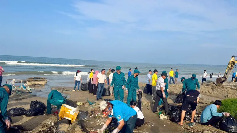 Các lực lượng dọn rác tại bãi biển Mũi Né