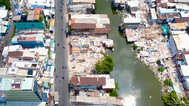 Secretary of the Party Committee and Chairwoman of the Gia Dinh Ward People’s Council Trieu Le Khanh is visiting local residents heavily affected by the massive Xuyen Tam Canal project