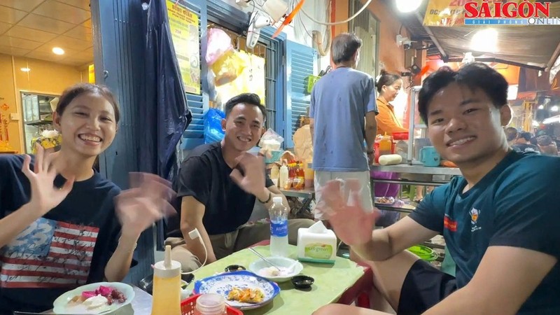 Diners captivated by Ho Thi Ky Street's night-time food paradise