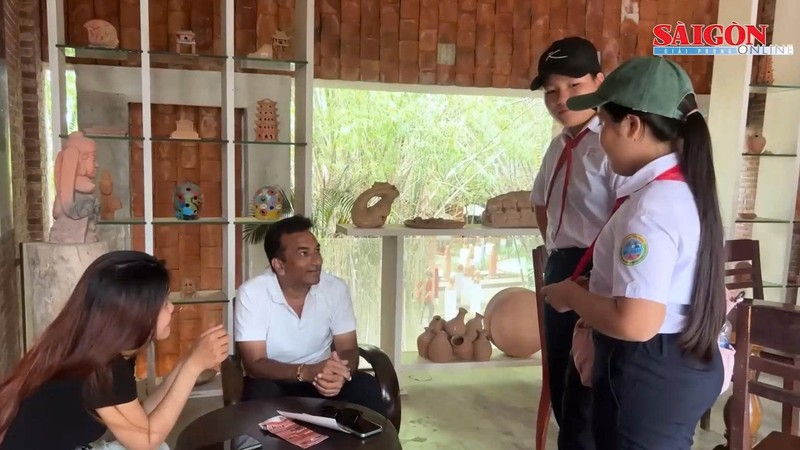 Open-air classrooms improve Hoi An residents' communication with int'l tourists