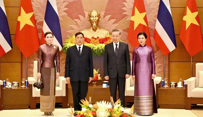 General Secretary of the Communist Party of Vietnam Central Committee and President To Lam (second from right) and his spouse, Ngo Phuong Ly, welcome King of Thailand Maha Vajiralongkorn Phra Vajiraklaochaoyuhua and Queen Suthida Bajrasudhabimalalakshana in Hanoi on the morning of September 15. (Photo: SGGP)