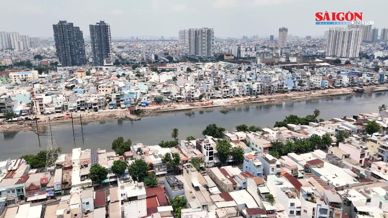 Two banks of Doi Canal, one shared hope