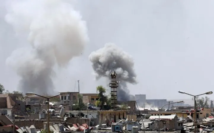 Các cột khói từ các vị trí của IS ở thành cổ Mosul bị lực lượng Iraq nã pháo. Ảnh: REUTERS