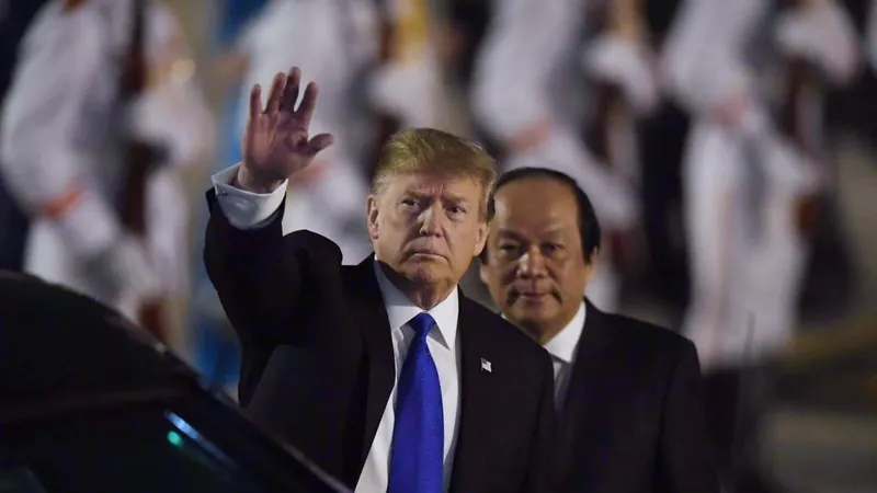 Tổng thống Donald Trump bước ra cửa chuyên cơ Air Force One