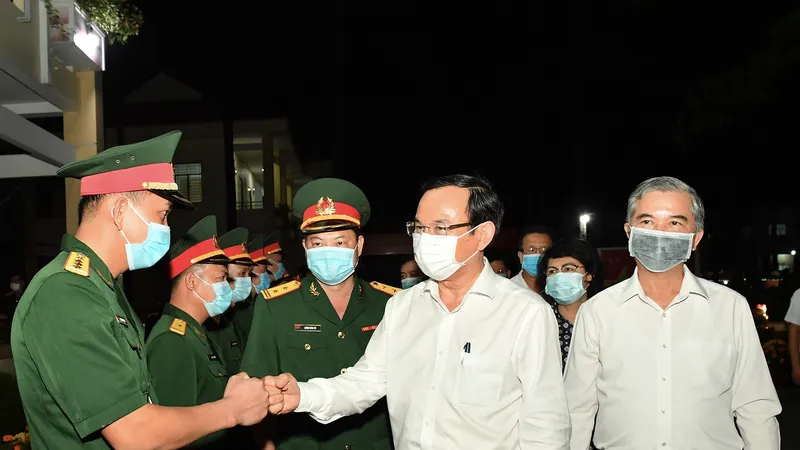 Bí thư Thành ủy TPHCM Nguyễn Văn Nên thăm, chúc tết quân đội, công an đêm 30 Tết