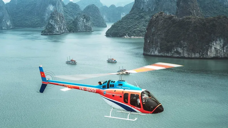 Rơi máy bay trực thăng ở vịnh Hạ Long, 5 người gặp nạn