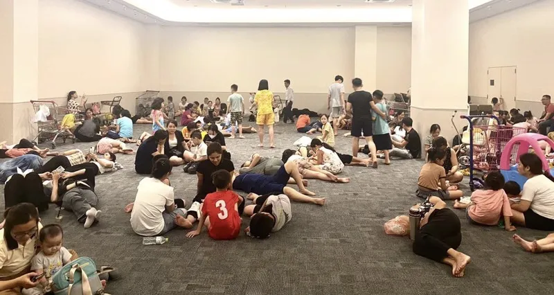 Người dân Hà Nội tràn vào siêu thị vì mất điện