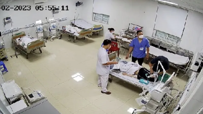 Nhà mất điện, 3 cha con ngủ trong ô tô và gặp nạn 